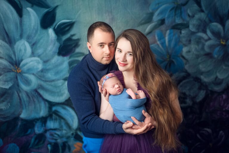 Newborn Foto: novorozenec s maminkou a tatínkem, modré pozadí