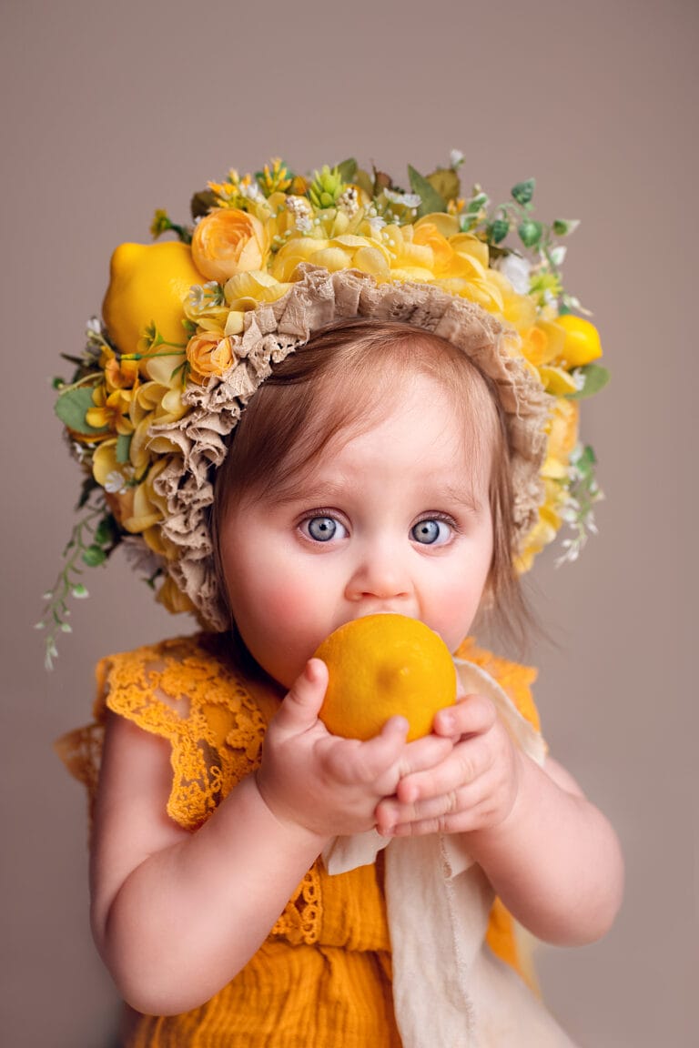 Newborn Foto: miminkou s ovocně květinou čepičkou