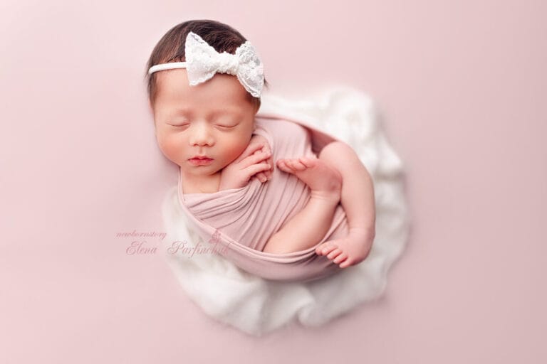 Newborn foto v růžově-bílém pojetí