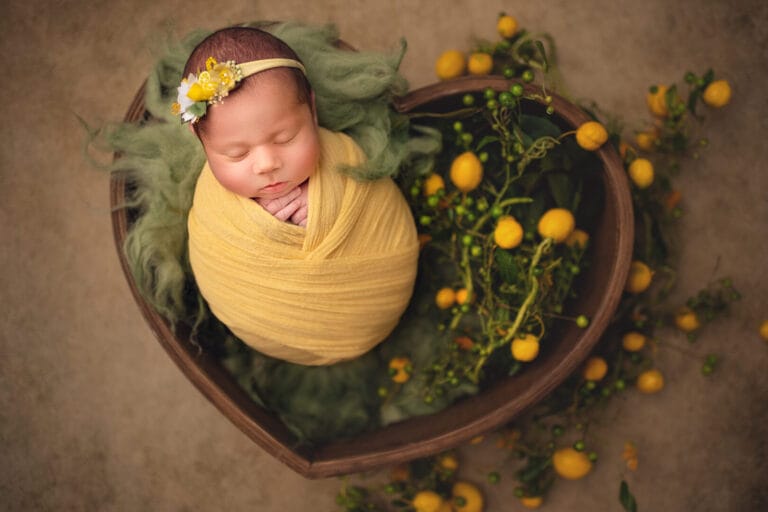 Newborn Foto: novorozenec v srdíčku, laděno do zelené a žluté