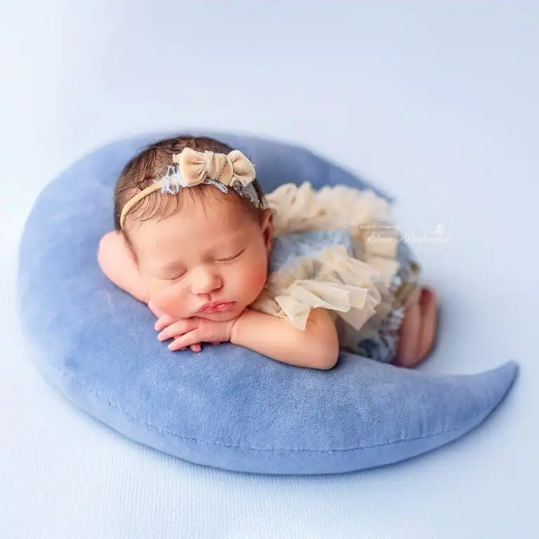 Ateliér u vás doma -newborn focení - modrý měsíc a květovaná čelenka