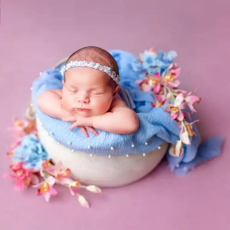 Newborn focení doma: svěží a barevné focení miminka s květy