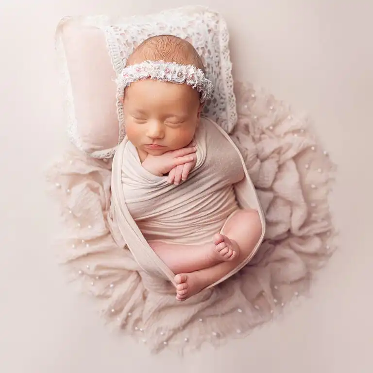 Newborn foto v béžové pojetí a s polštářem