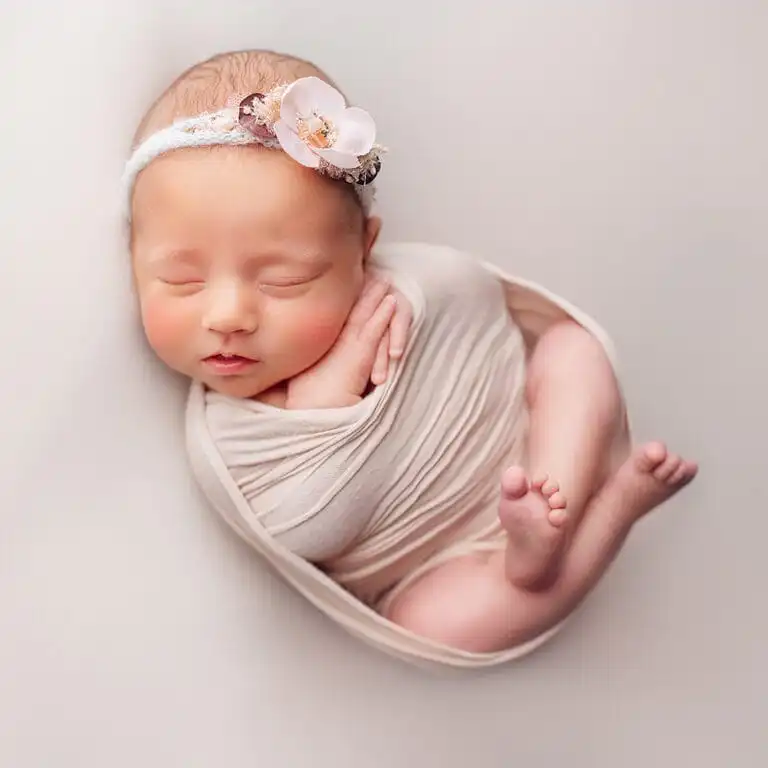 Newborn foto v béžové pojetí