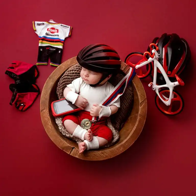 newborn fotografie malého cyklisty