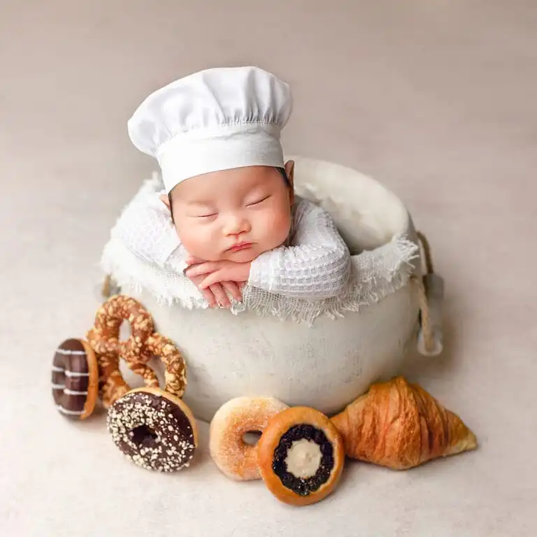 Newborn focení, miminko jako malý kuchař.