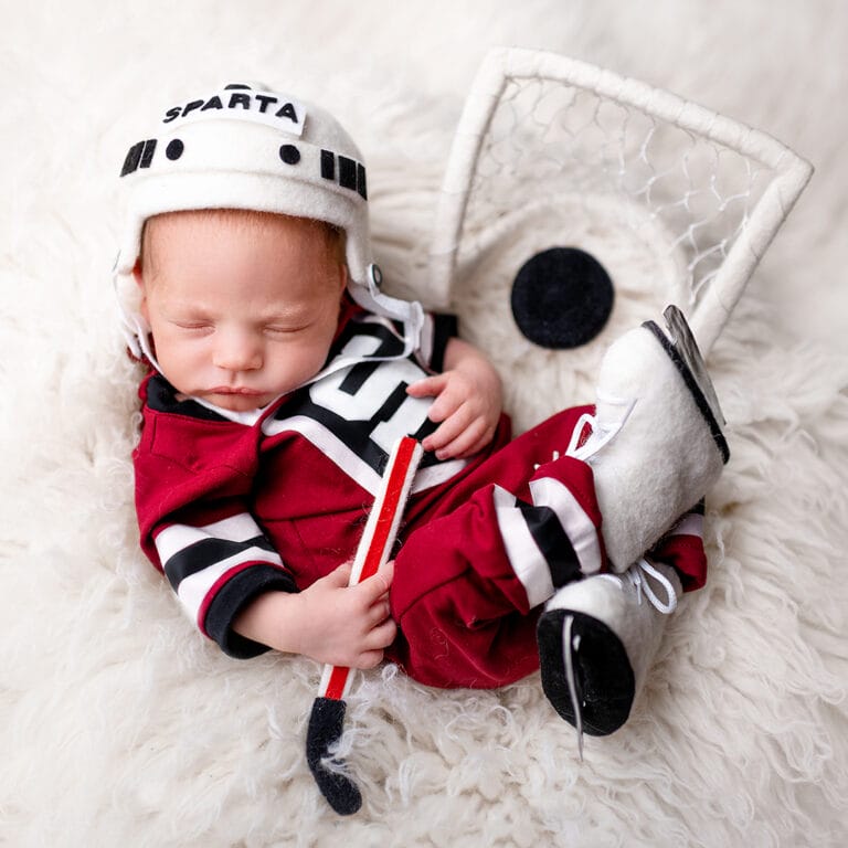 Hokejové newborn foto. miminko jako malý hokejista Sparty