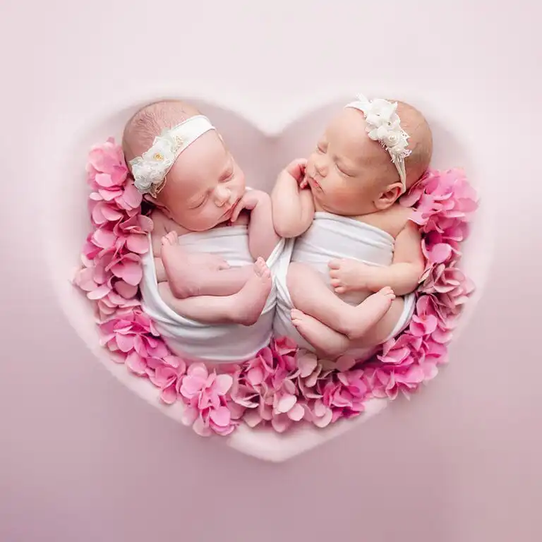dvojčátka v srdci, foto newborn - květiny