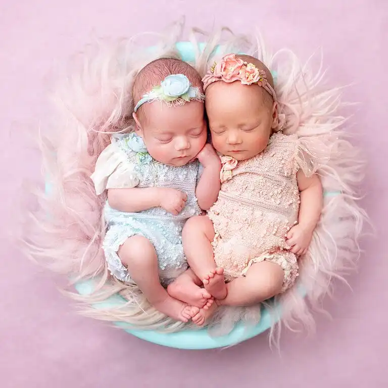 dvojčátka na chlupaté dečce. Newborn