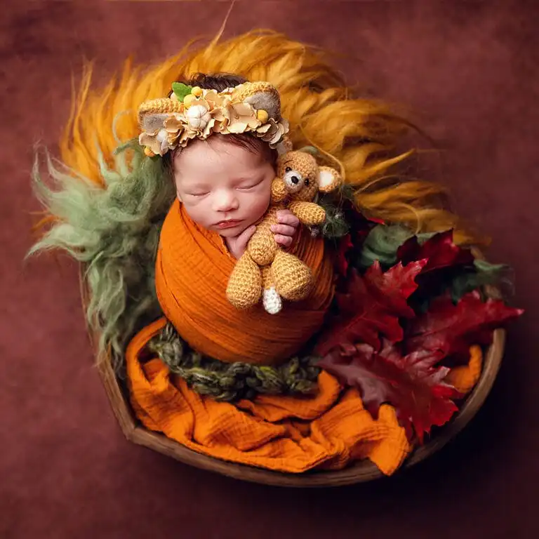 Newborn focení, miminka v misce oranžovým zbarvením