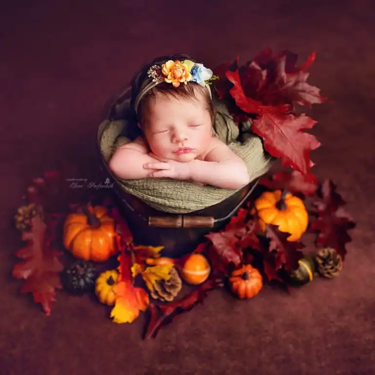 Newborn foto, novorozence v misce oranžovým zbarvením