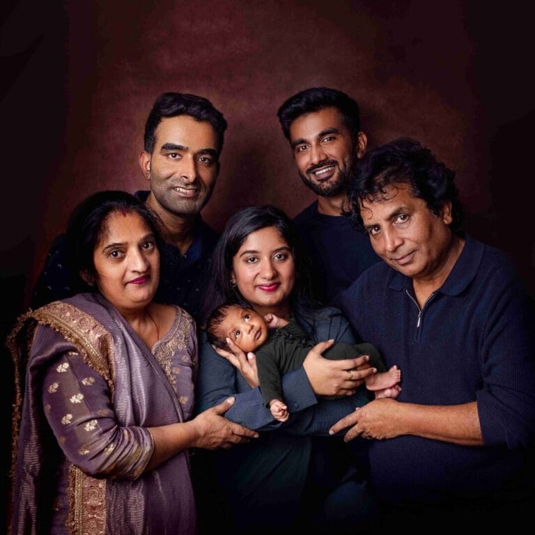 Velká rodina: „Ateliérové focení rodin s miminkem Praha, skupinový portrét vícerčlenné rodiny na tmavém uměleckém pozadí.“