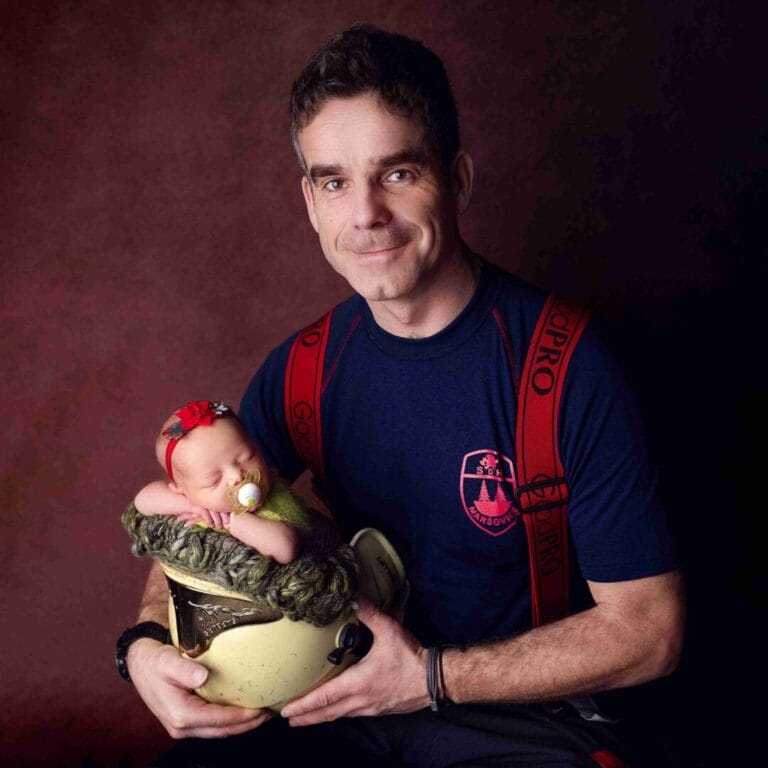 Záchranářské téma: „Tématické rodinné focení Praha, tatínek v uniformě záchranných složek s novorozeným miminkem.“