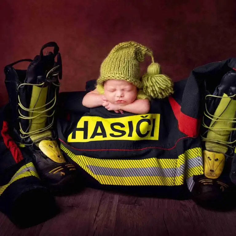 Hasičské newborn: „Ateliérové focení miminek Brno, novorozeně spící v hasičské výstroji s nápisem HASIČI.“