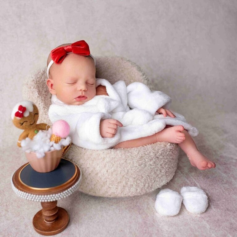 Wellness miminko: „Originální focení novorozenců Praha, miminko v bílém župánku s ručníkem na hlavě v mini odpočinkovém křesílku.“