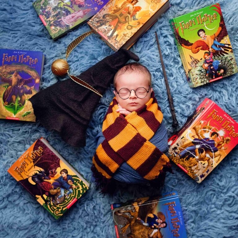 Harry Potter na modrém: „Tématické focení miminek Praha, newborn portrét ve stylu Harry Potter s nebelvírskou šálou a brýlemi.“