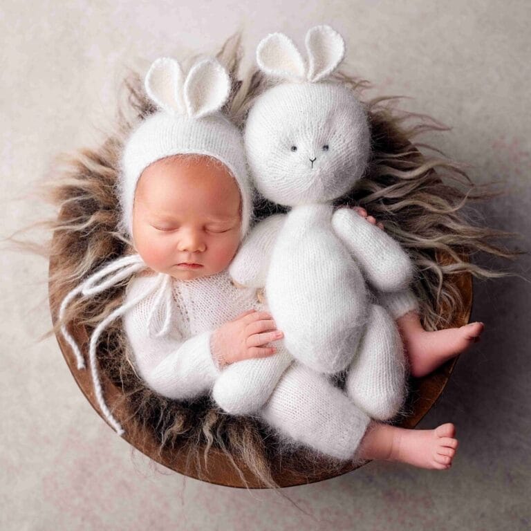 Miminko králíček: „Newborn focení Praha, novorozené miminko v pleteném kostýmu králíčka s plyšákem v hnízdečku.“
