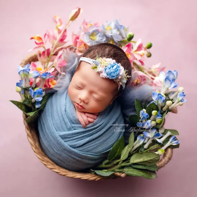 Novorozenec s květinovou čelenkou. Fotografování newborn v okolí Prahy.