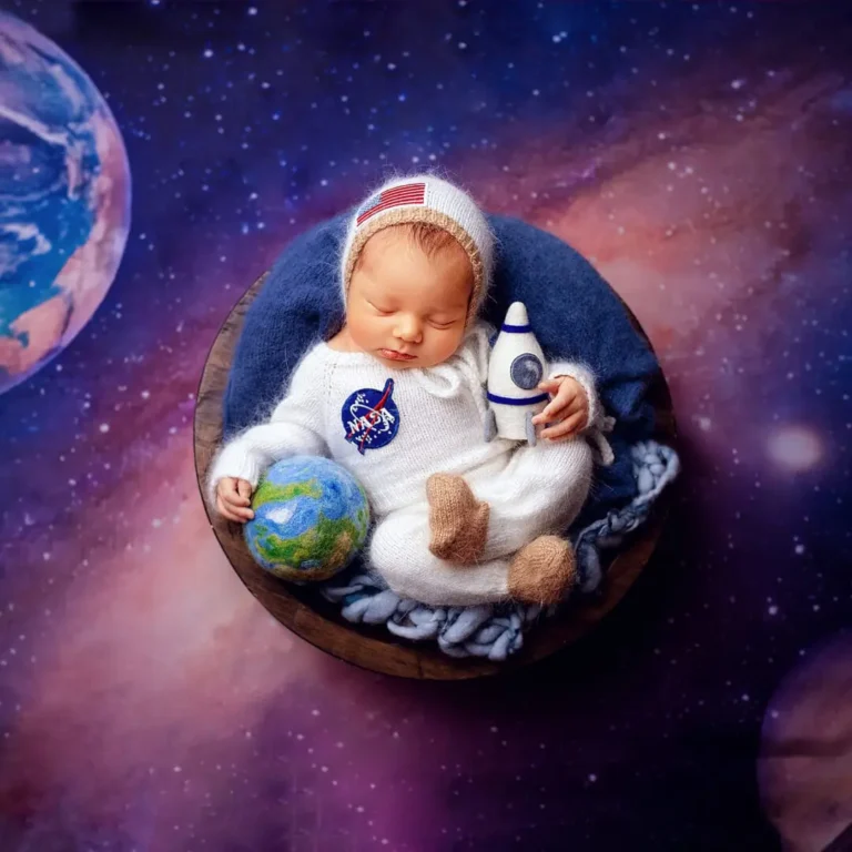 focení miminka části Prahy - Vinohrady: kosmonaut ve vesmíru - fotografka Elena Parfinchuk