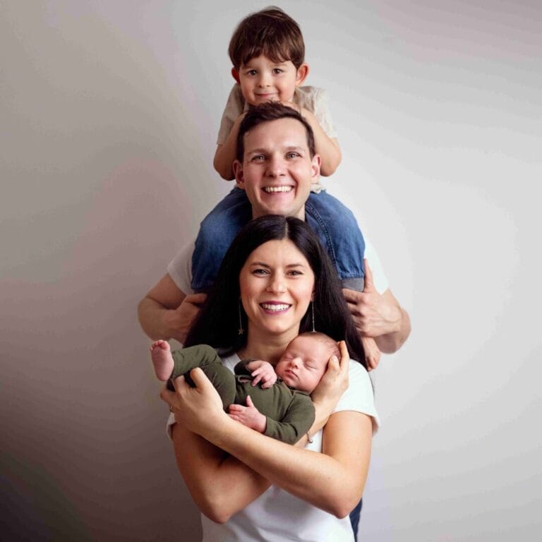 Rodinné focení s novorozencem a starším bratrem – šťastná rodina v ateliérovém stylu