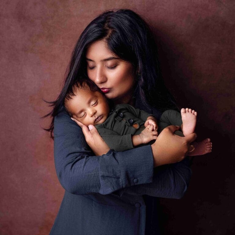 Něžný portrét maminky držící spící miminko v náručí – profesionální focení miminek