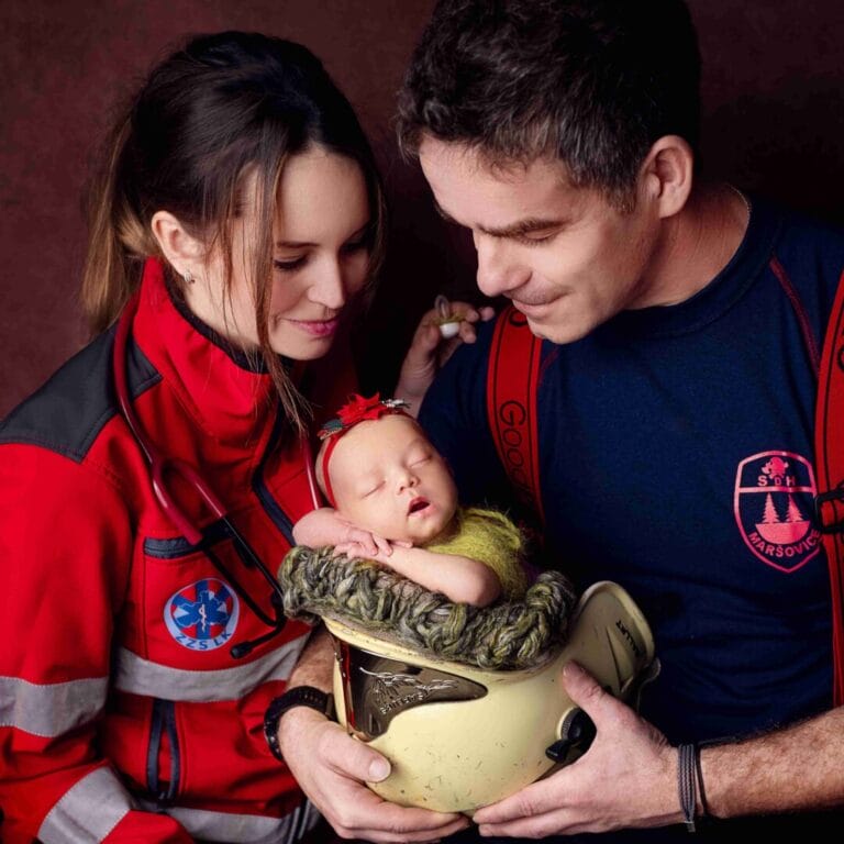 Rodinné newborn focení s rodiči v záchranářských uniformách