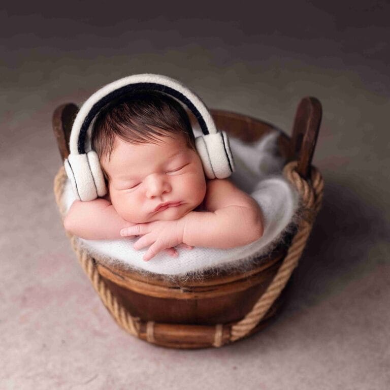 Miminko se sluchátky v proutěném košíku – originální newborn foto