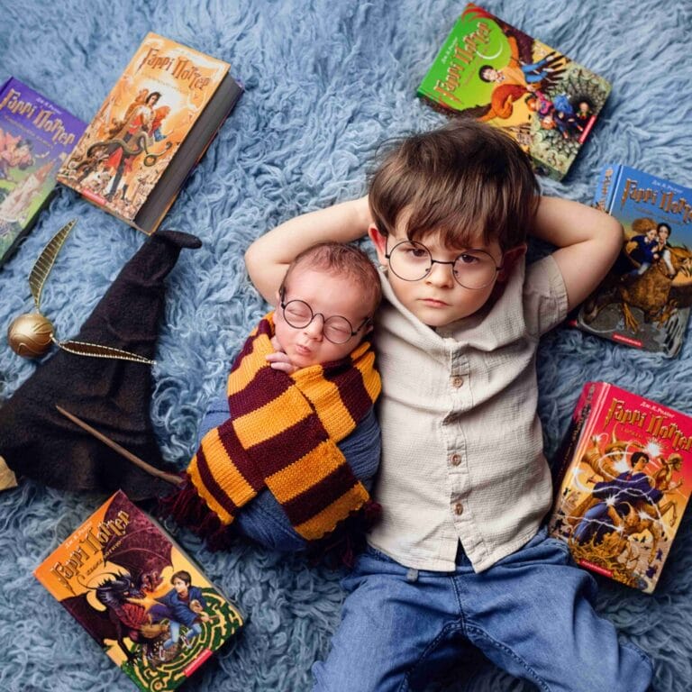 Tematické newborn focení Harry Potter – miminko a starší sourozenec s brýlemi a knihami