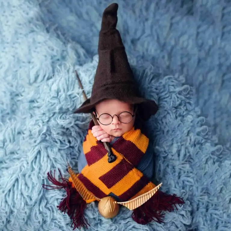 Tematické newborn focení Harry Potter a starší sourozenec s brýlemi a knihami