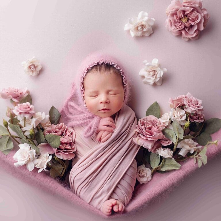 Newborn foto v květinovém aranžmá