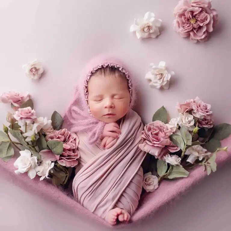 Newborn foto v květinovém aranžmá